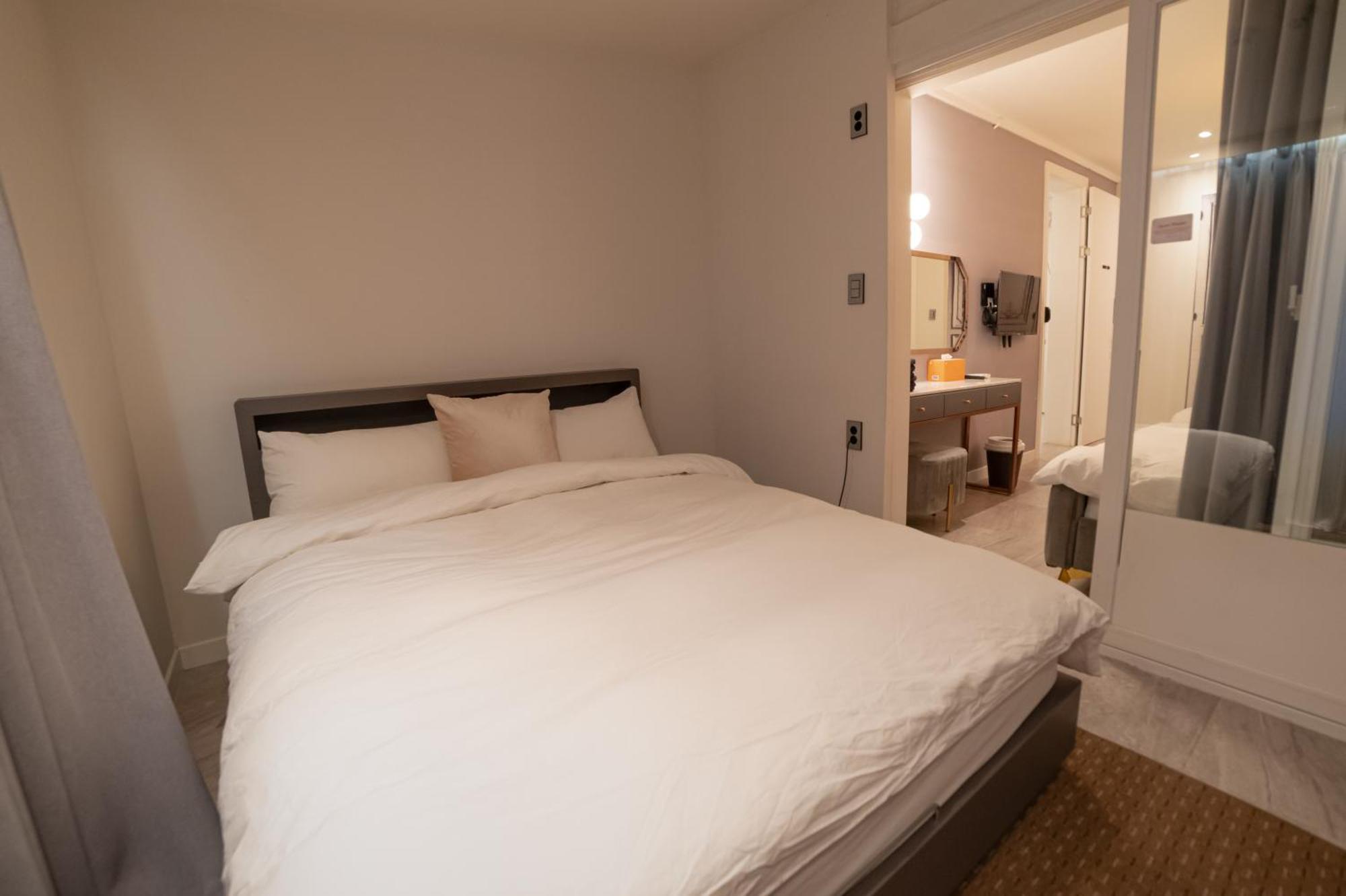 Cloud Hong-dae Bed & Breakfast *